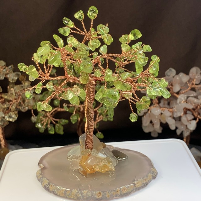 3.色合いが美しい天然石ツリー・ペリドット