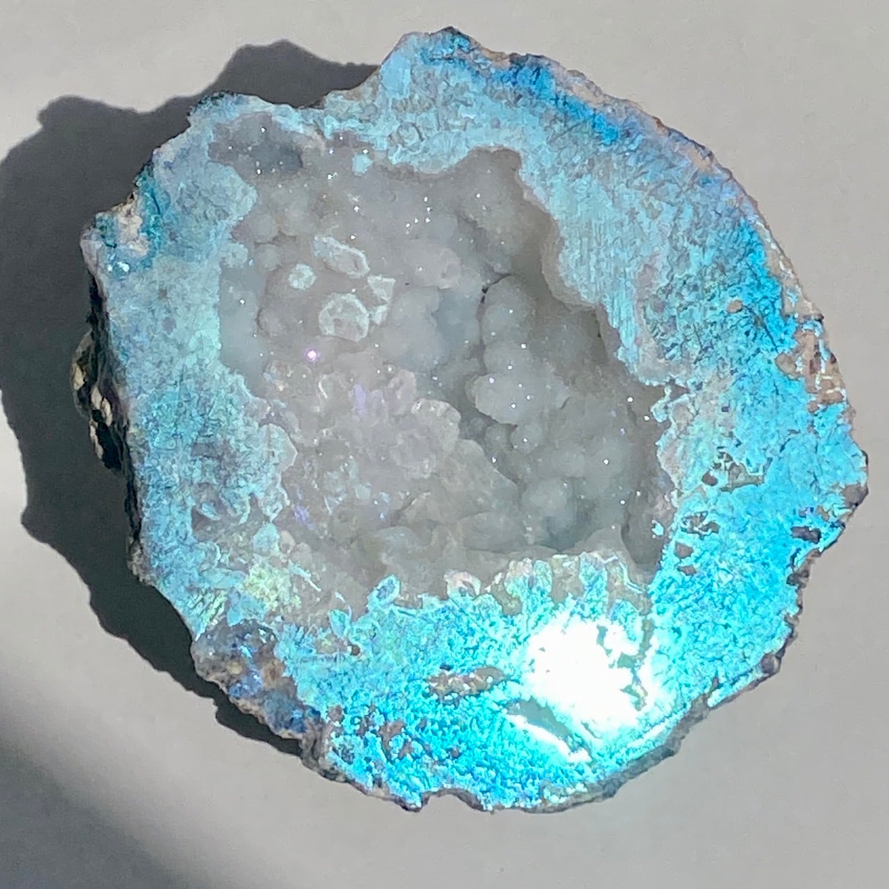 カルセドニーのドゥルージー入りオーラアゲートのジオード Aura Agate