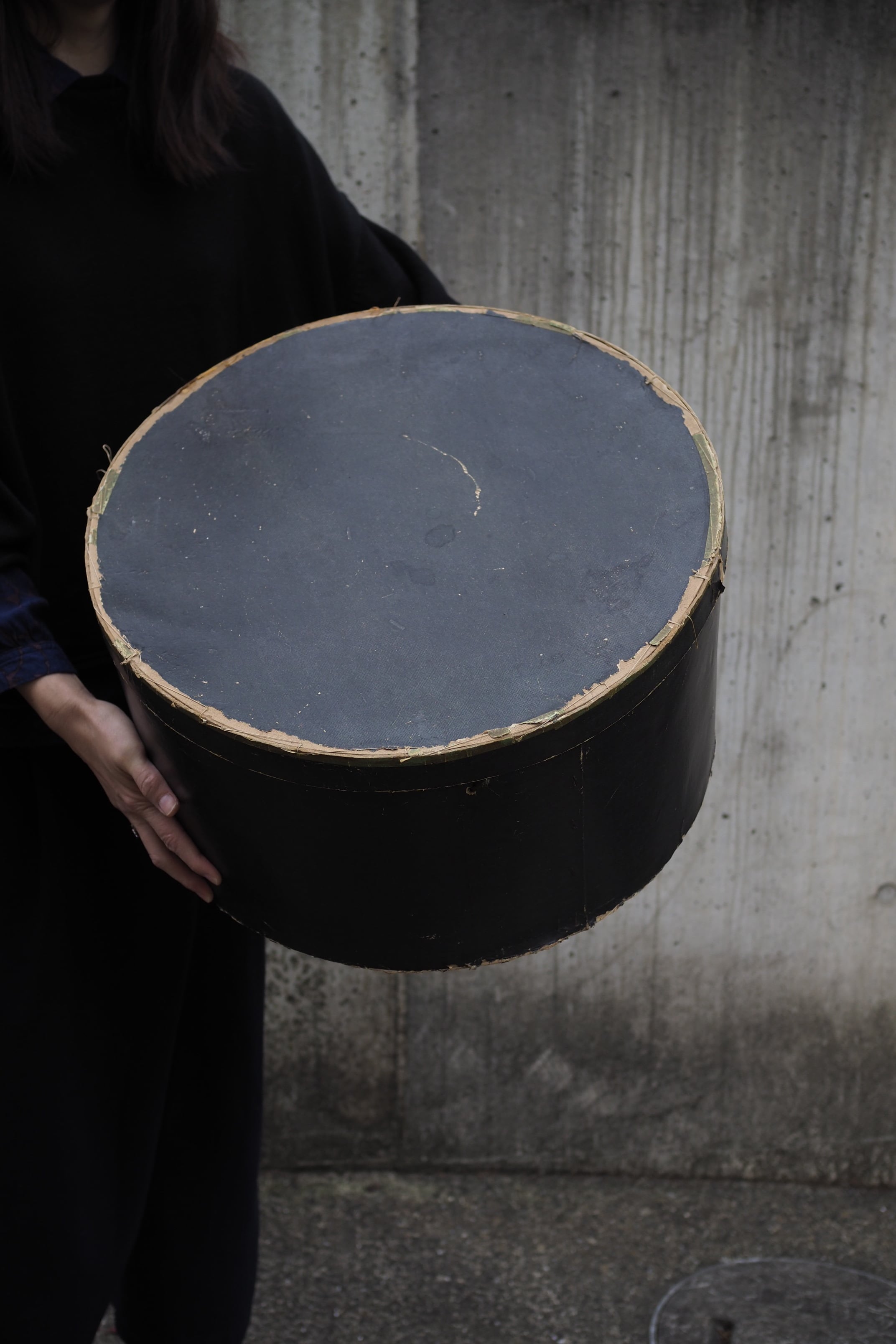 大きな黒のハットボックス-antique paper round hat box