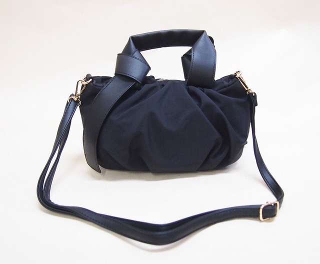 ハンド/斜め掛け 撥水ナイロン ドレープデザイン丸みのある２WAYバッグ ローリエ