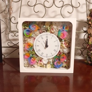 パステルカラーが優しく囲むレインボーフラワーの花時計