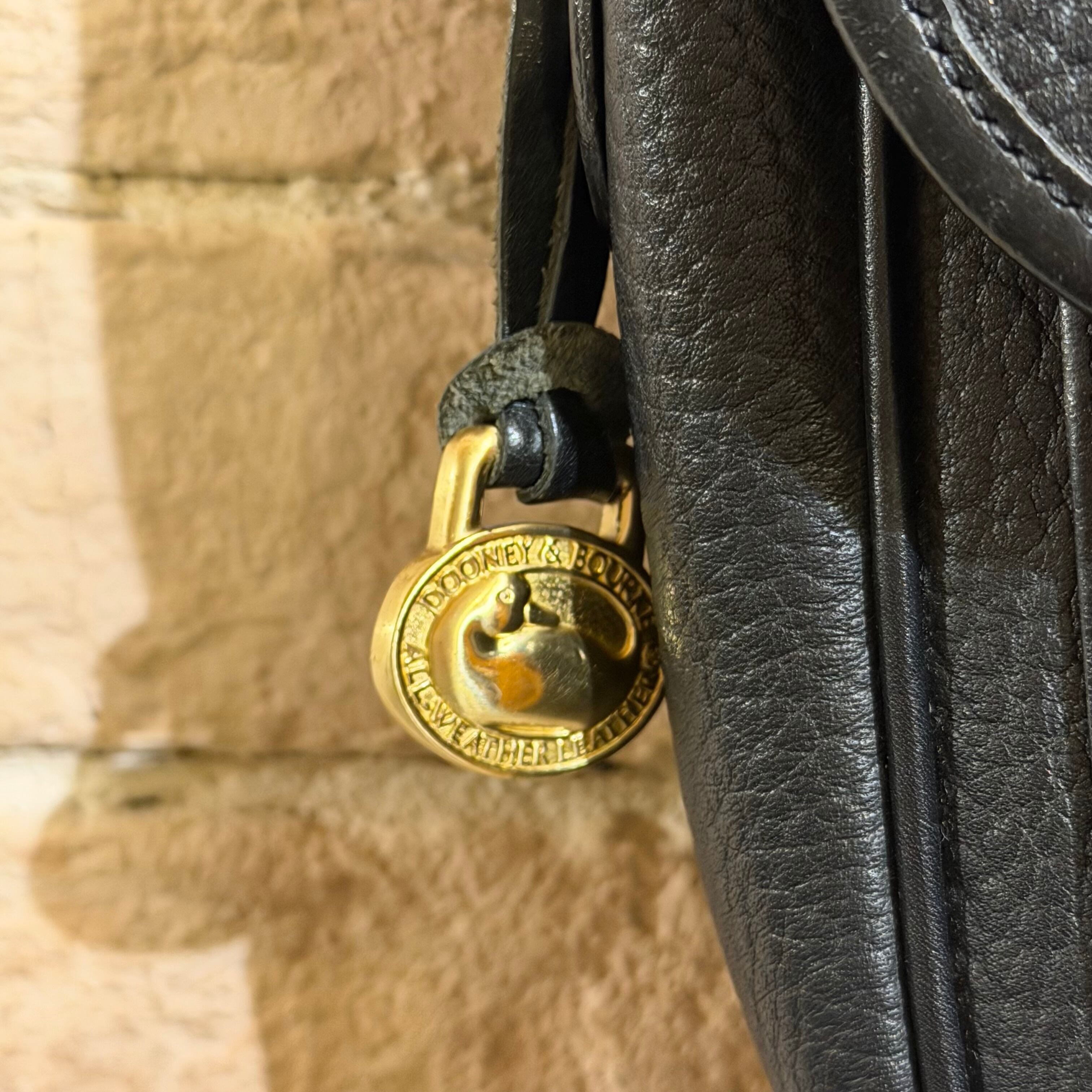 dooney&bourke USA製 ブラックレザーショルダーバッグ ドゥーニー