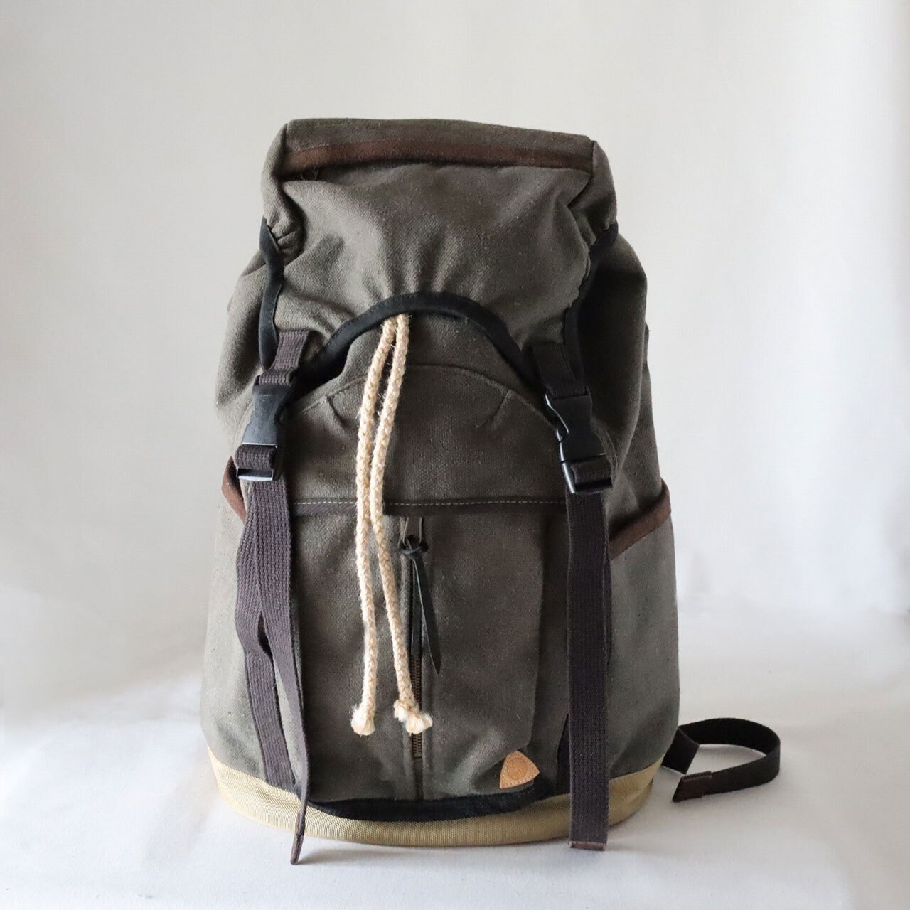 【Deadstock Item】バックパック / Top-flap Draw Backpack/ スミクロ×ゴールデンカーキ・ボトム