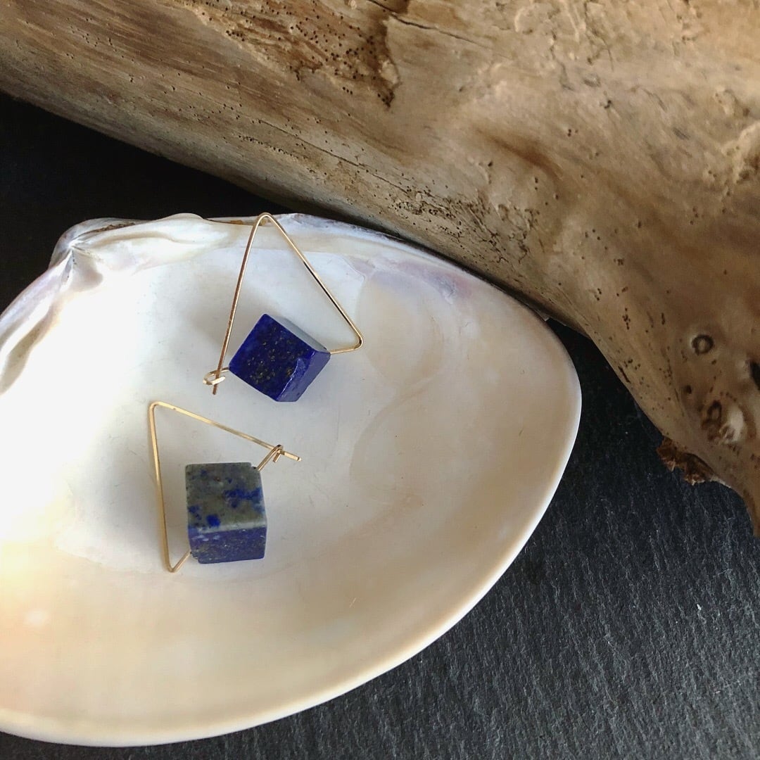 ラピスラズリのシンプルトライアングルピアス