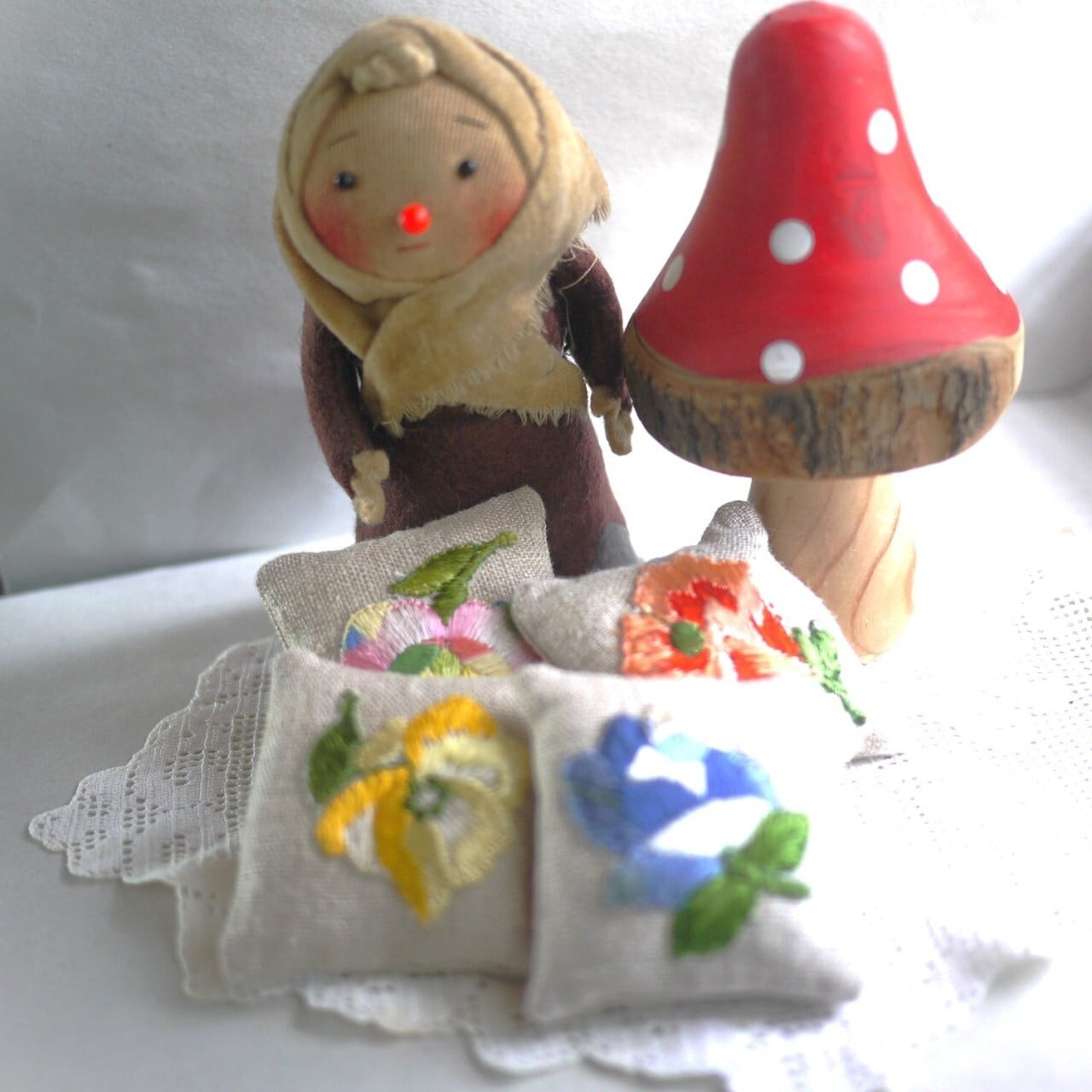 ミニチュアクッション6cm ドールハウス 刺繍モチーフ