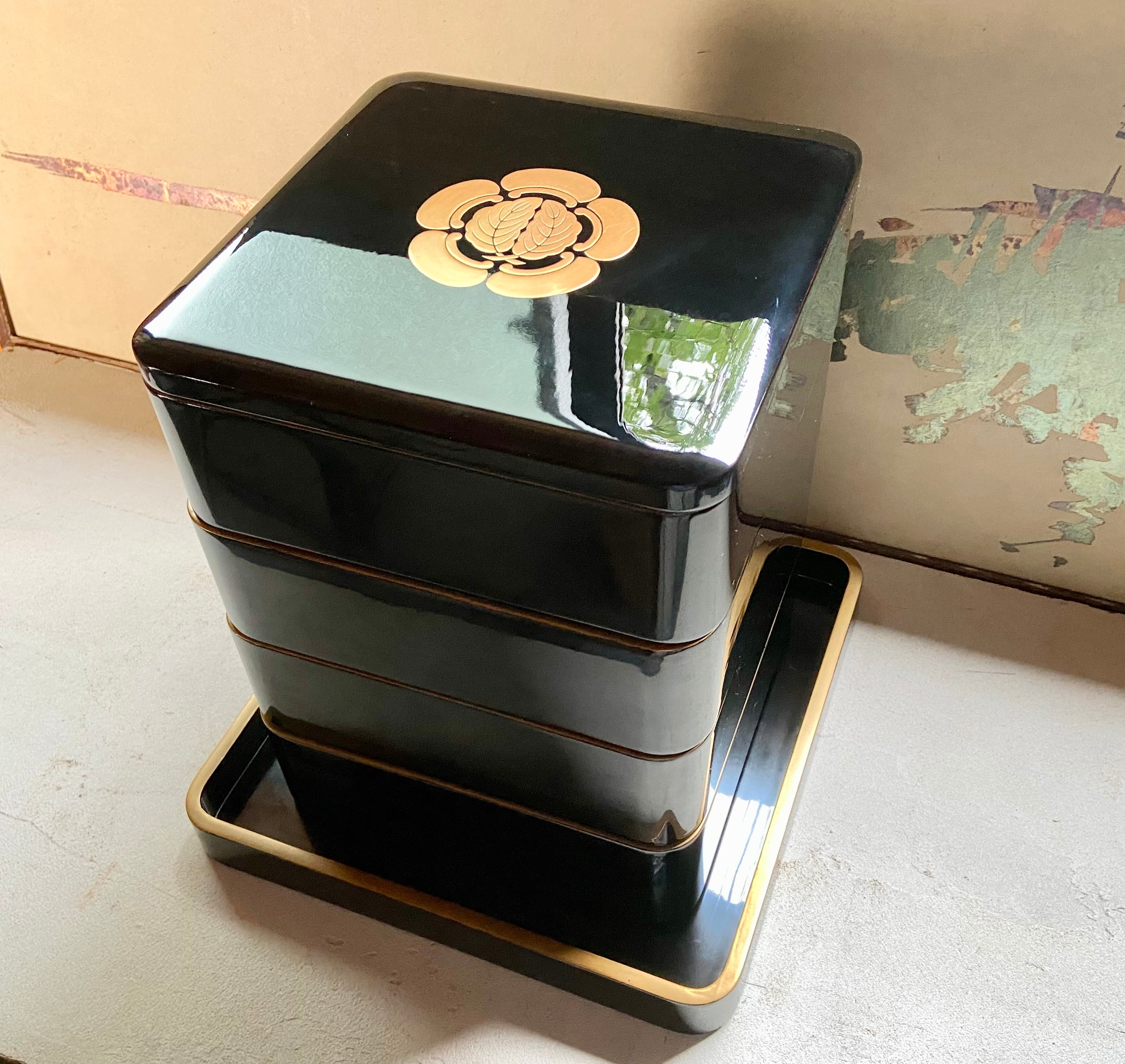 能登蔵出し 輪島塗 黒漆 金蒔絵漆芸 四段重 台付き /漆器 重箱 megurumeguru - 能登に伝わる古民藝 輪島塗 黒漆 金蒔絵漆芸 四段重 台