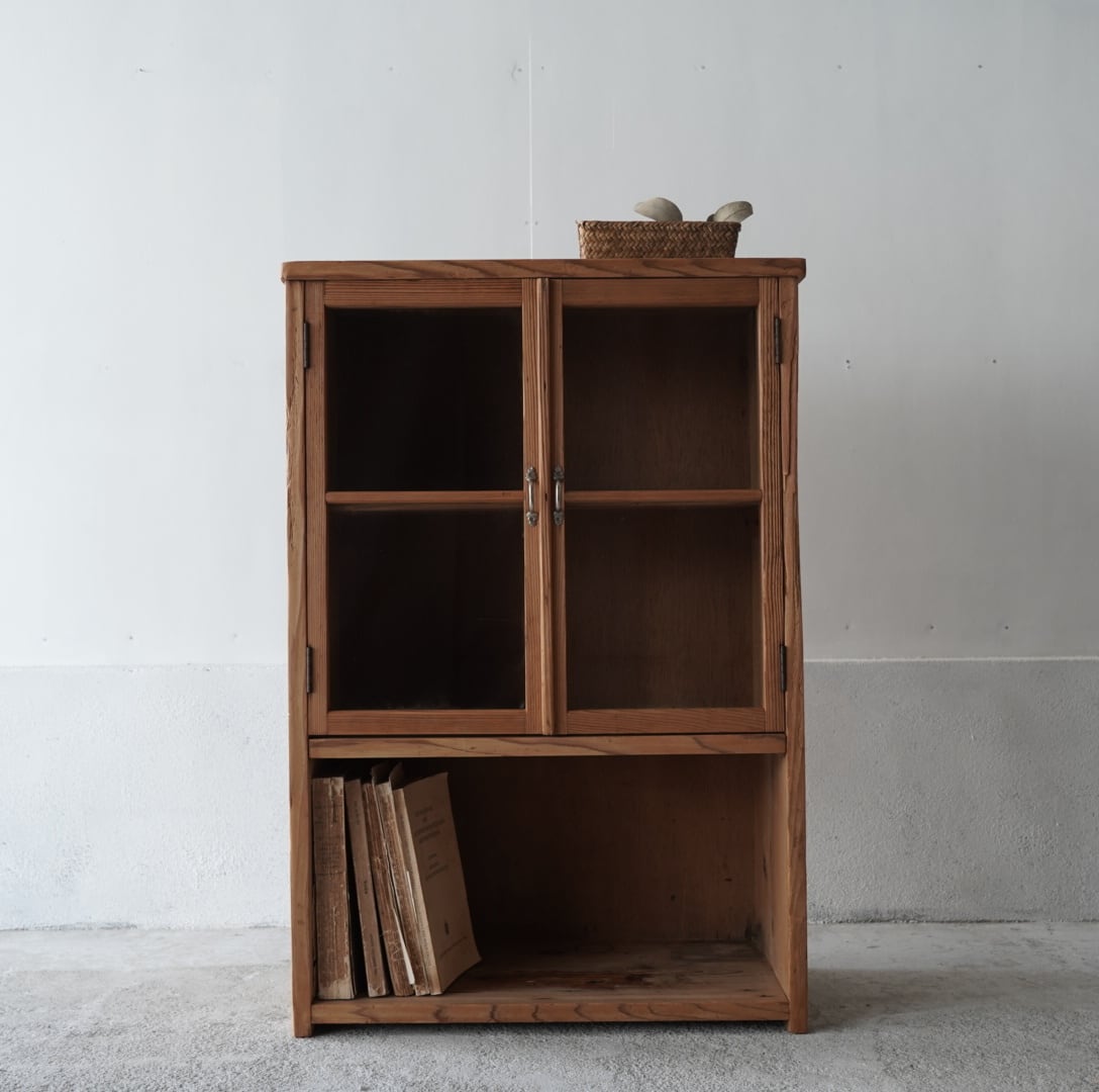 古いガラス戸棚