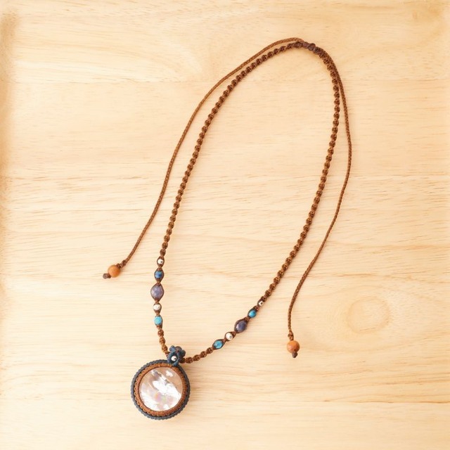 アイリスクォーツ(レインボークリスタル)のマクラメネックレス ~湖畔~
