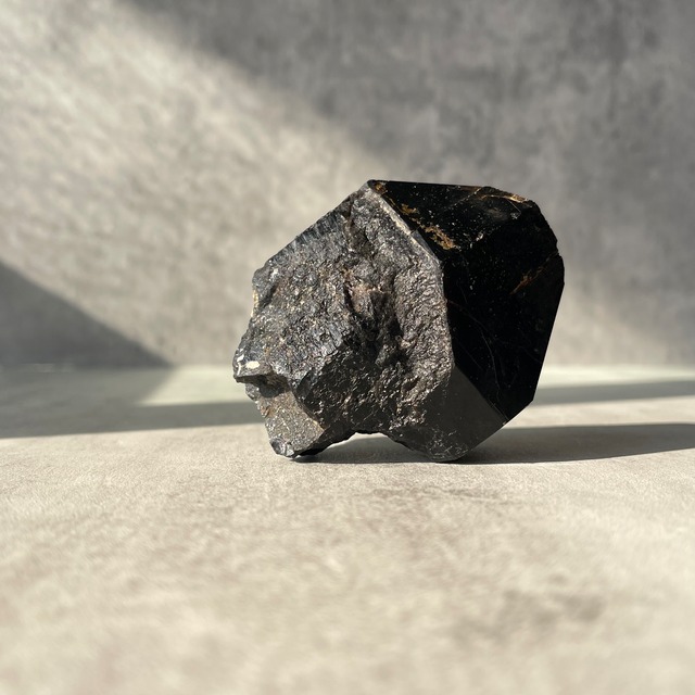 完全不透過の真っ黒モリオン原石｜中国産｜アルバイト共生｜天然ブラッククォーツ