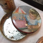 TIN缶 メリーゴーランドと女の子 丸型 12OTl17