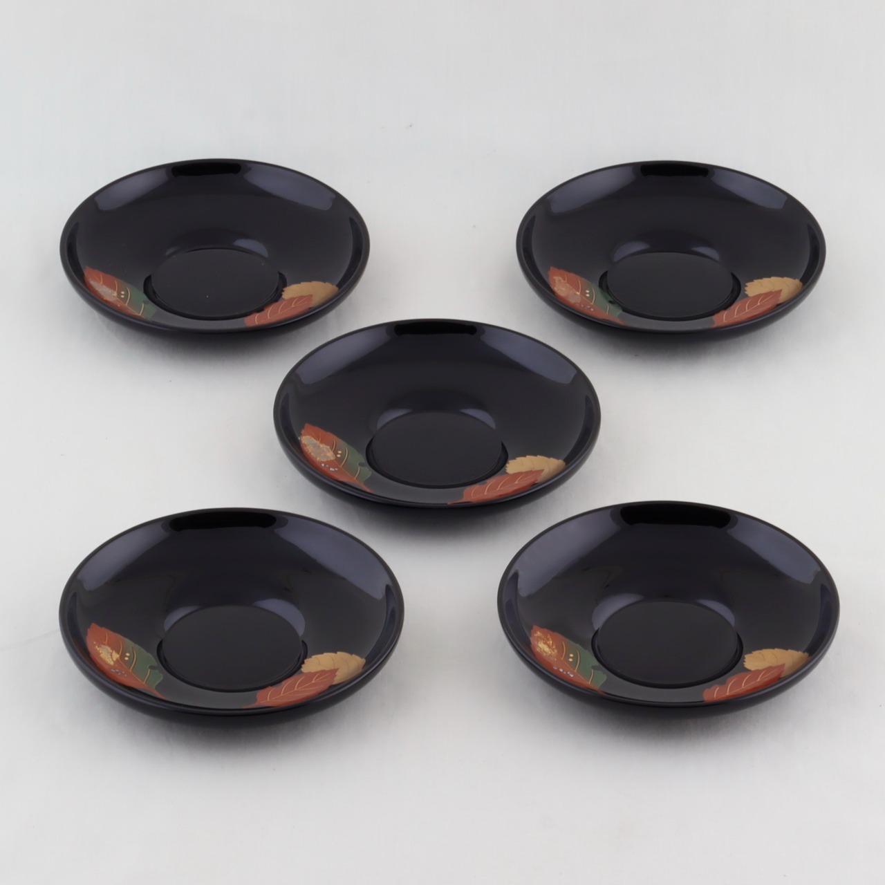 1615  輪島塗　茶托／4.2ダルマ形／黒塗／枯葉蒔絵／五枚組