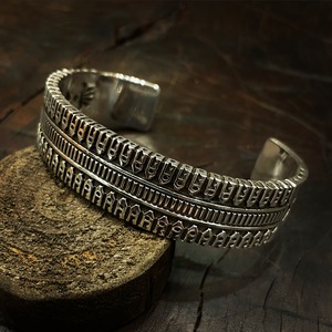 LyleSecatero(ライルセカテロ) 4面スタンプワークバングル