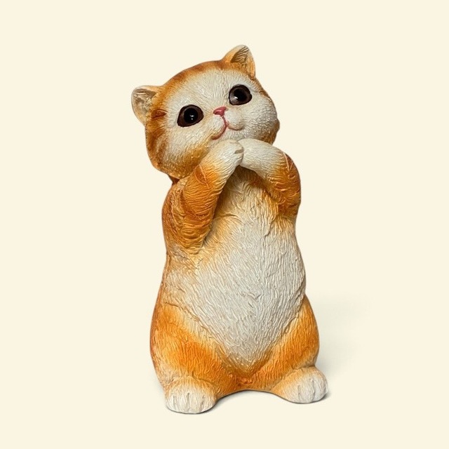 ミニチュアアニマル 願い猫 ねこ お願いポーズ 茶トラ猫 小さな動物の世界 レトロ アンティーク風 置物 オブジェ インテリア プレゼント ギフト かわいい 癒し リアル 手のひらサイズ EV19907A