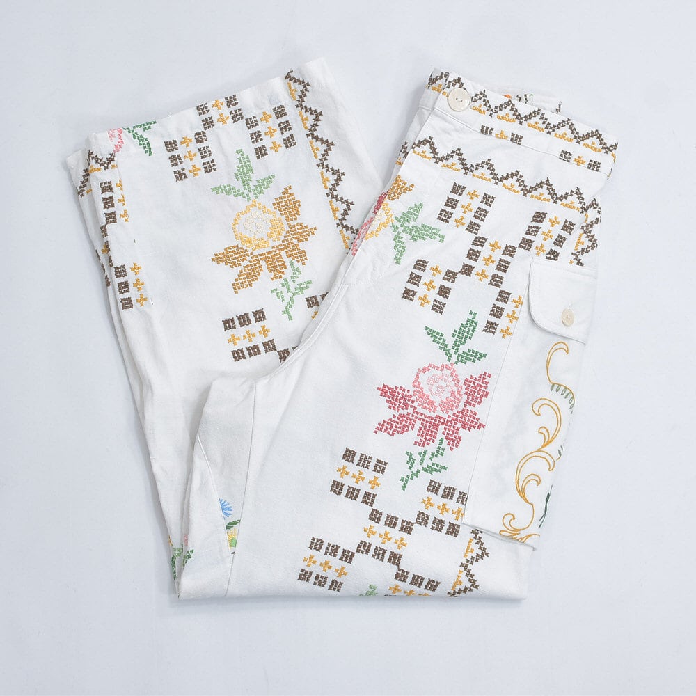 Remakeリメイク 再構築 パッチワーク&クロスステッチ 刺繍 デザイン ワイドシルエット カーゴパンツ コットン ホワイト ユニセックスデザイン 裏地付き W67~82cm