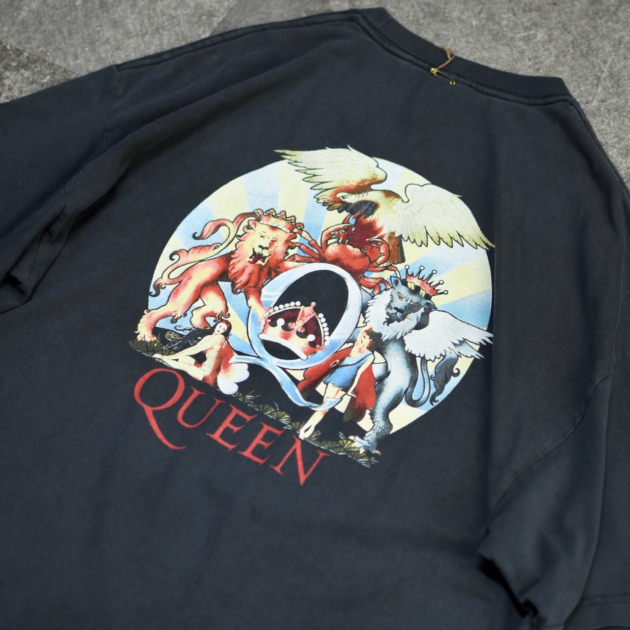 QUEEN fade band tee