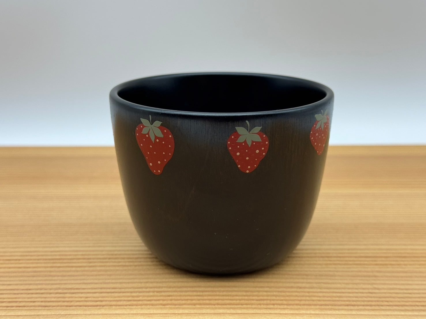 奥の麻衣子 漆絵こどもこっぷ（黒）いちご | しょうざんどう
