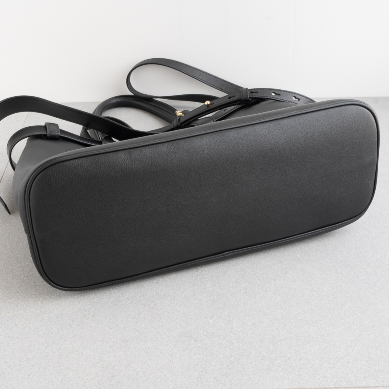 プラダ バックル ラージ レザー ハンドバッグ