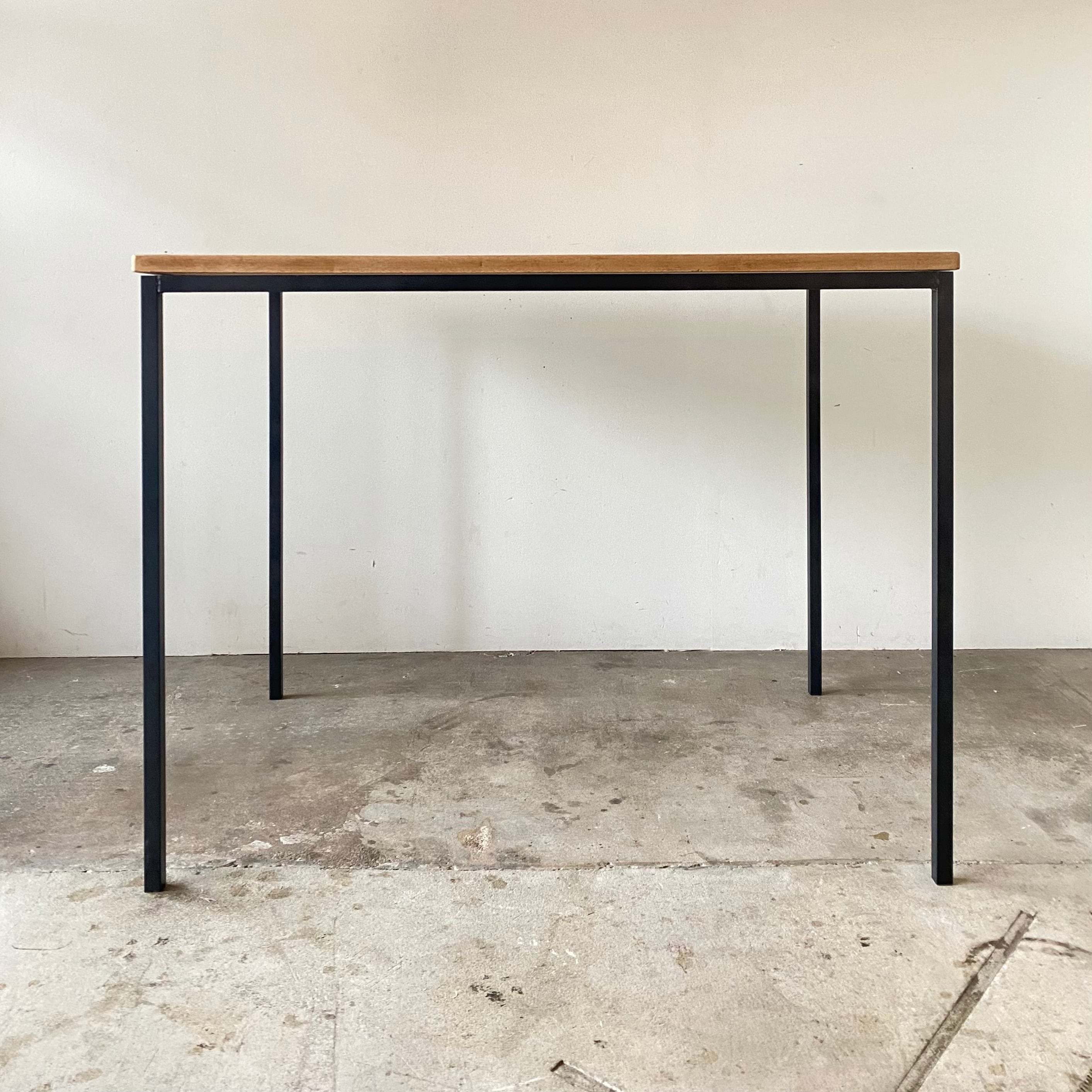 鉄脚のテーブル　1031