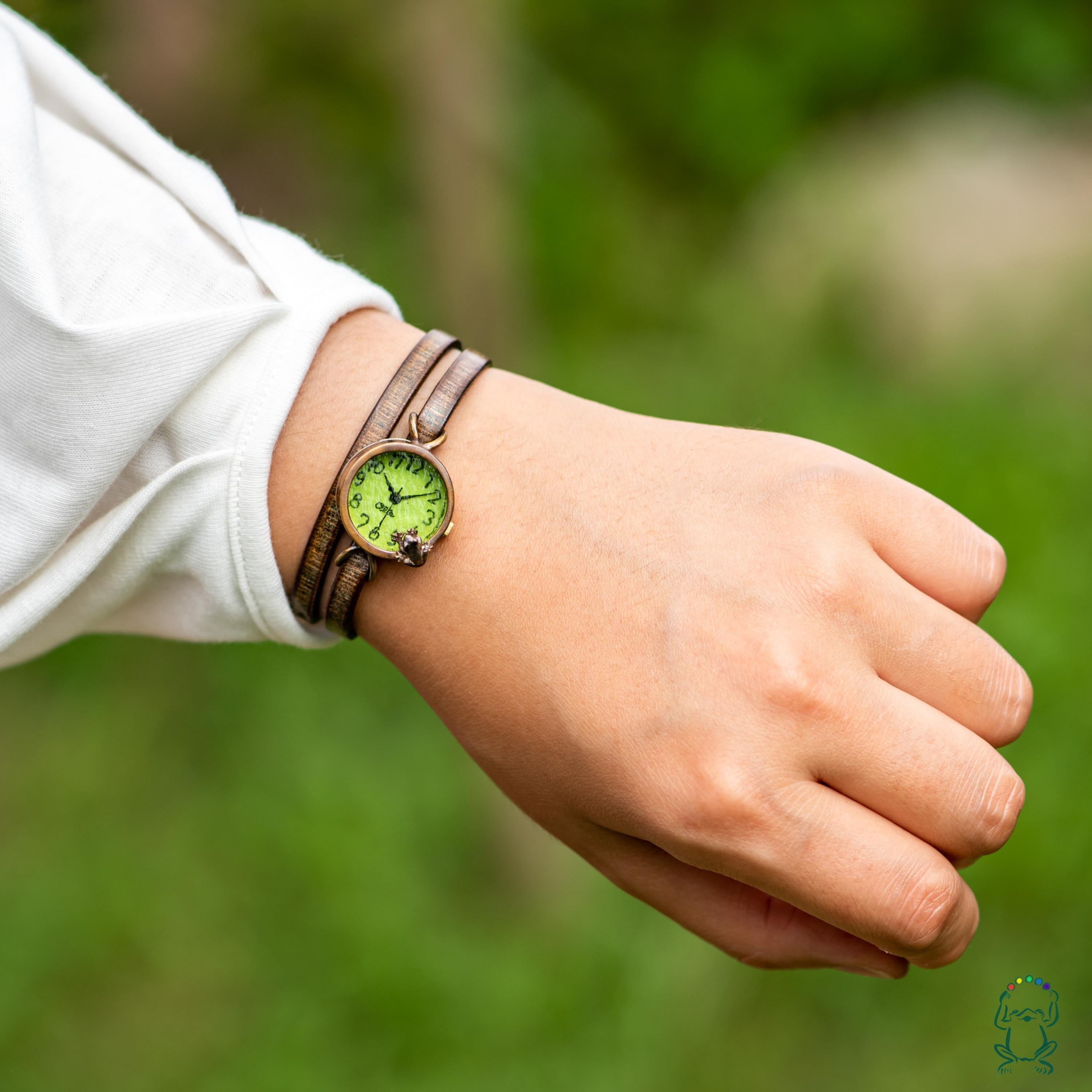 池をのぞく蛙腕時計SSライム | カエルの時計屋さん