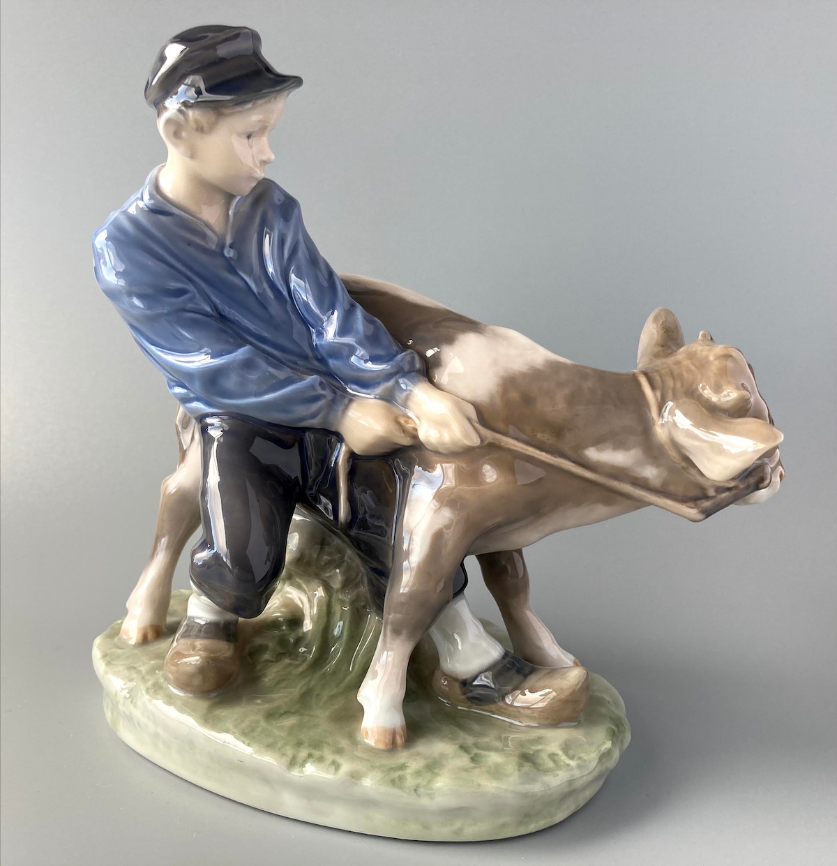 ロイヤルコペンハーゲン フィギュリン 「Boy with calf」牛飼い ロイヤルコペンハーゲン フィギュリン 「Boy with calf」牛飼い