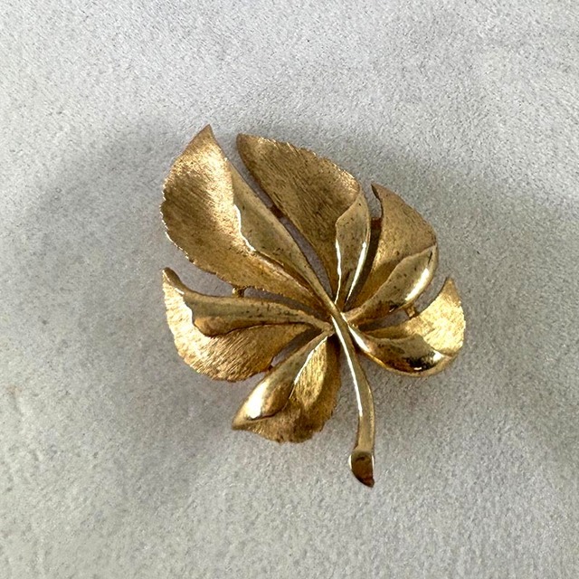ブローチ　葉っぱ　ゴールド　コスチュームジュエリー　トリファリ　TRIFARI 19acj22