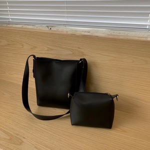 ポケット付きシンプルショルダーバッグ