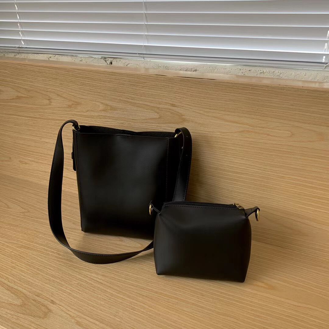 ポケット付きシンプルショルダーバッグ