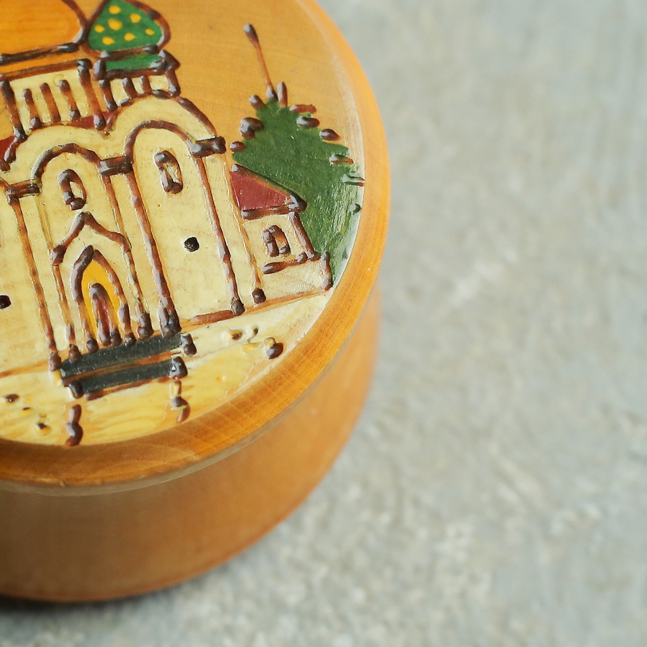 素朴な絵がかわいい、小さな小物入れ