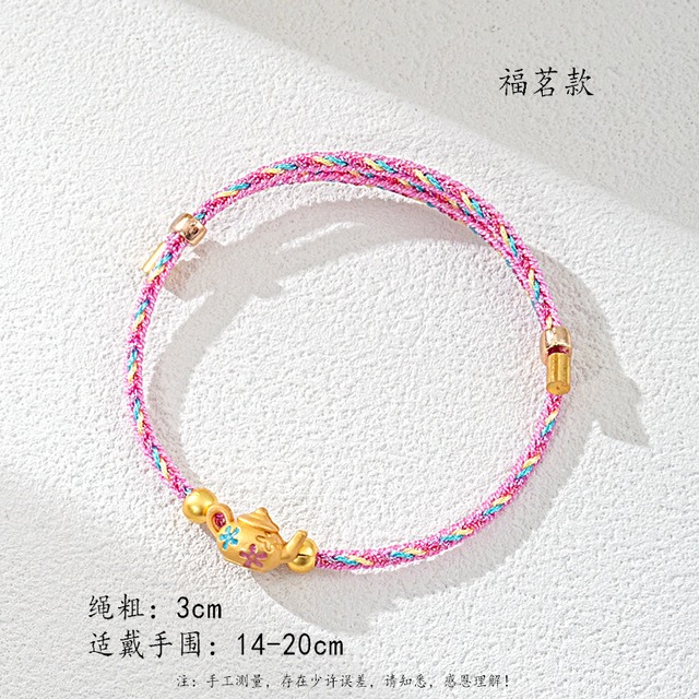 色とりどりの手編みブレスレット