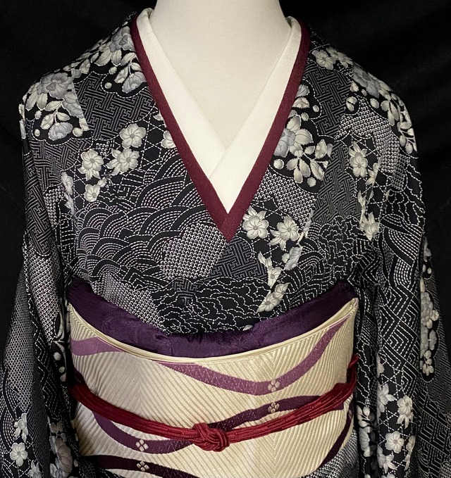 白の洒落袋帯〉SALE 織り出し 銀糸 紫 古典紋様 気品 スタイリッシュ  