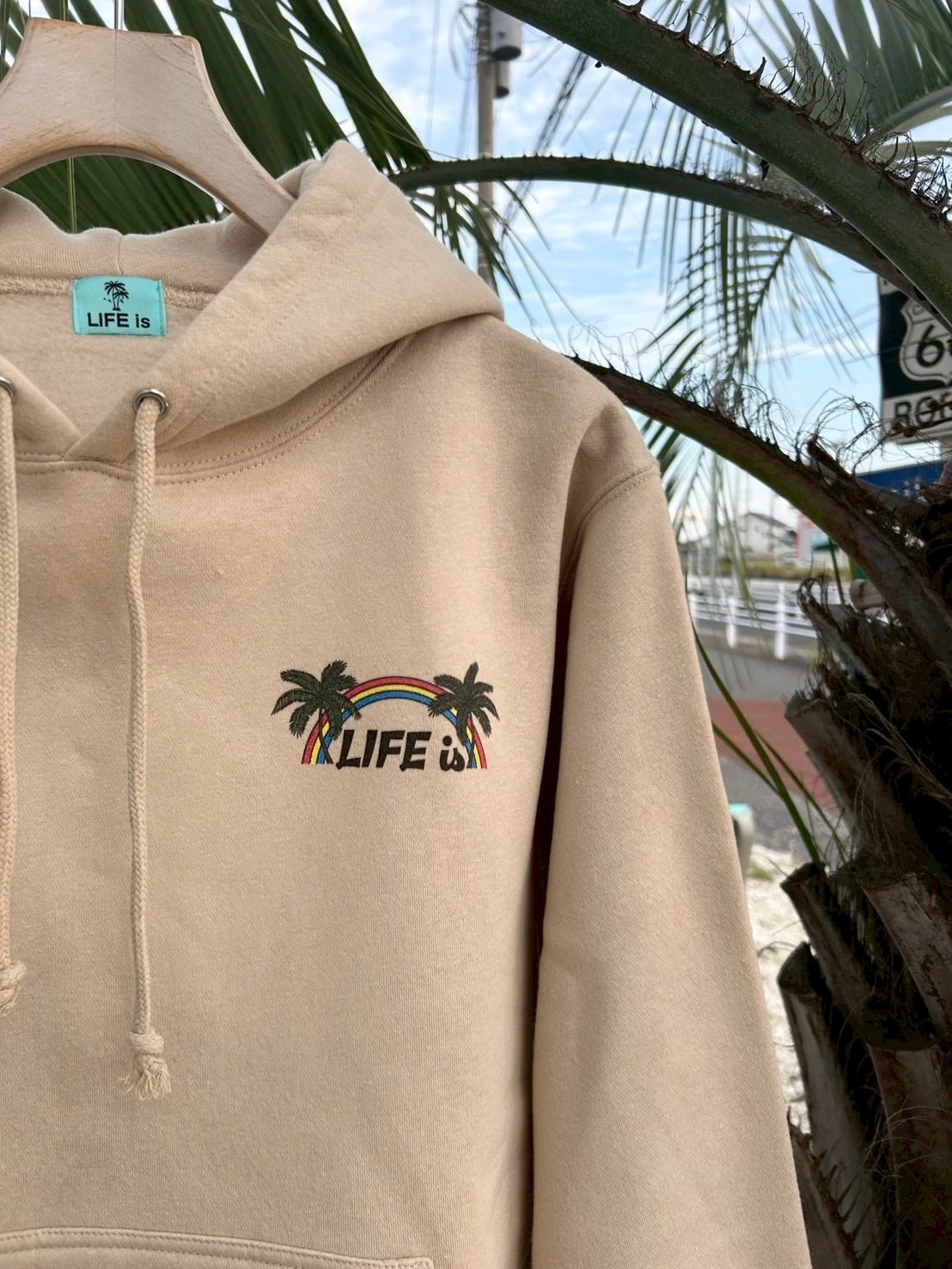 LIFE is × TAMOコラボ フルカラー フーディー ￥11,800(￥12,980)