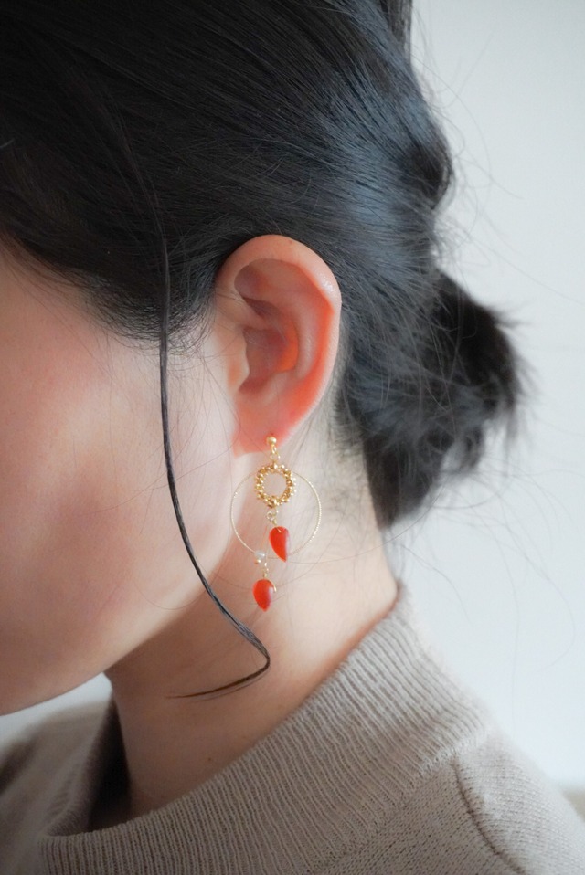 《エレガント天然石サークル》ピアス/イヤリング　美術館・アートアクセサリー