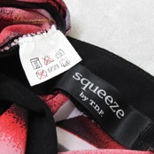 社交ダンス 衣装 スタンダード トップス レッスンウェア squeeze T.D.F 黒 白 赤 ブラック系 ホワイト系 グレイ系 レッド系 ピンク系 練習着 チュニック Tシャツ プリント柄 総柄 長袖 ワンピース風 ライン入り モダン ダンスウェア 社交ダンスレッスン 練習用 伸縮性あり ストレッチ 体型カバー 動きやすい 洗濯しやすい カジュアル 練習着レディース フィット感 ボタンなし メンズライク ユニセックス風 グラフィック デザイン ブラック×ホワイト×レッド×ピンク グレー差し色 ロック風