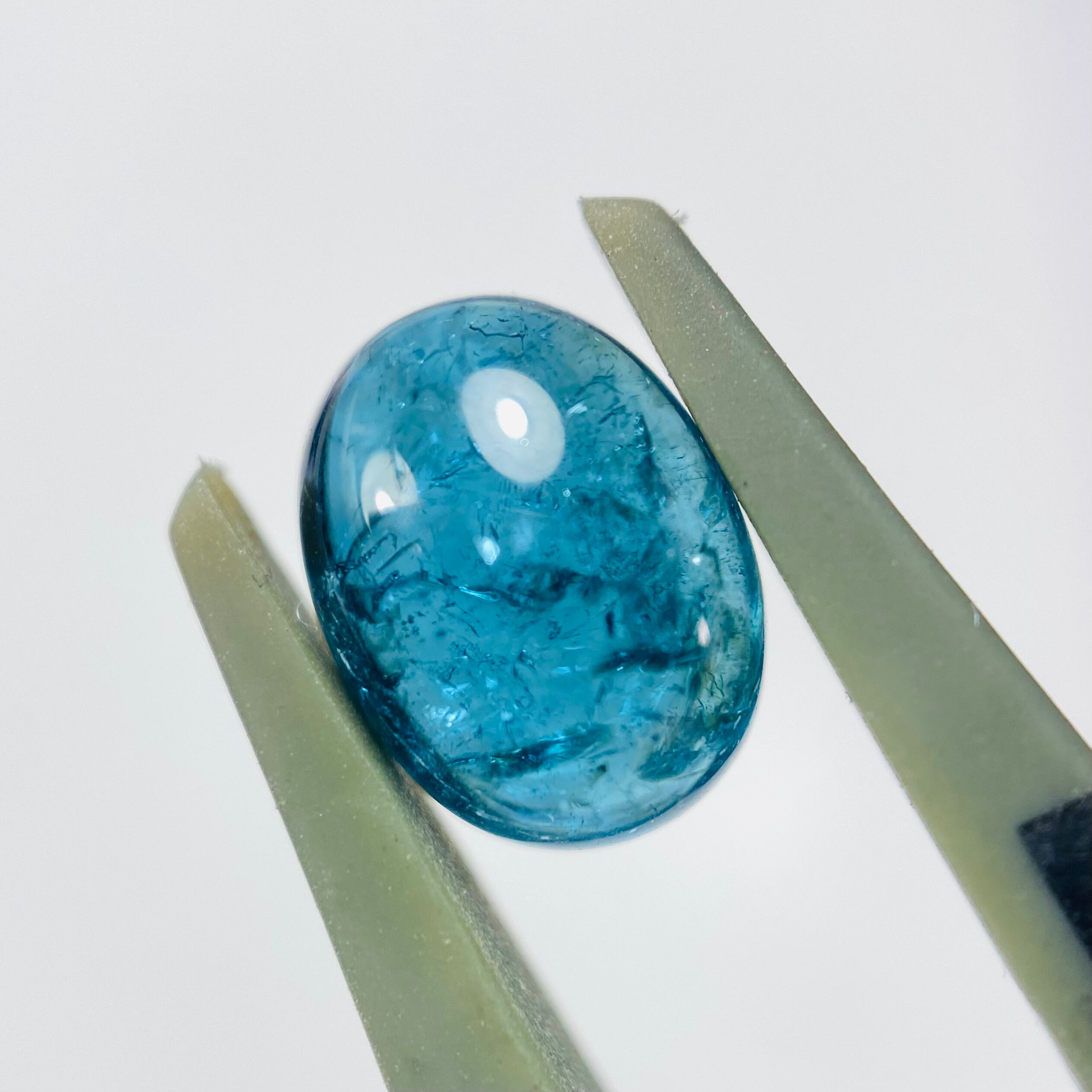 魚戯れる海　イリデッセンス入りブルートルマリン