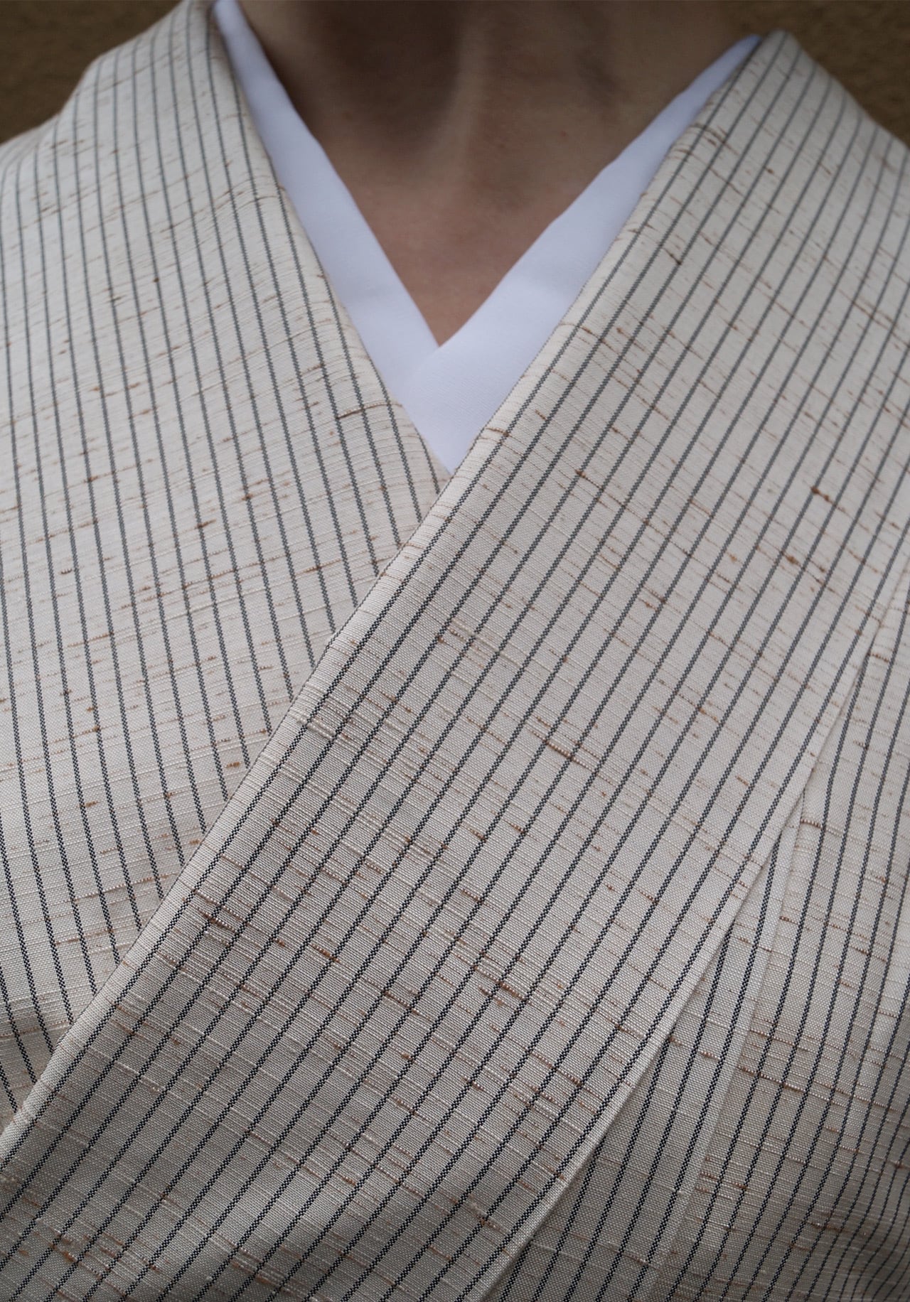 袷】生成り色×白茶色 細縞文 ぜんまい紬 | 大山キモノ・ちぇらうなぼるた