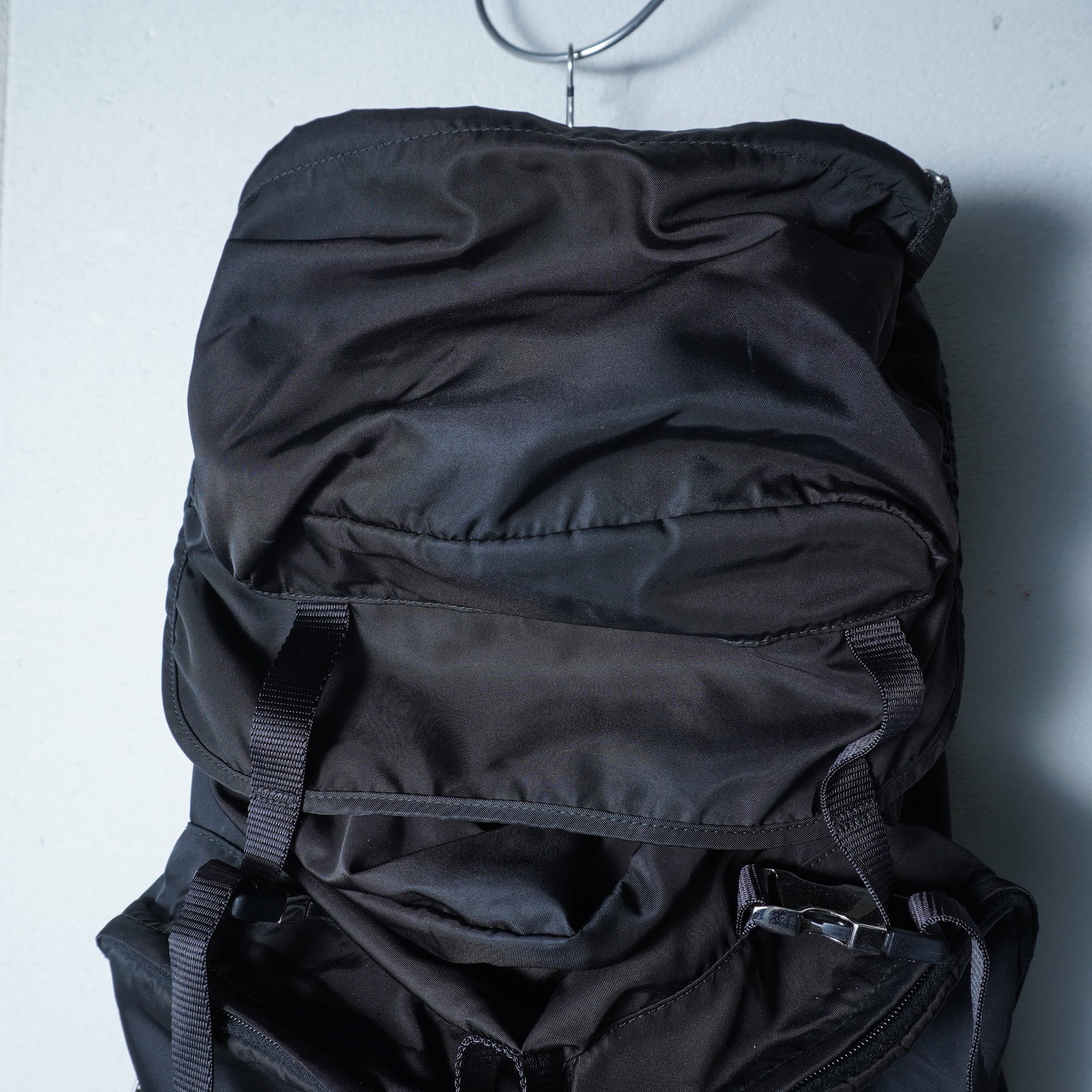 PRADA プラダ リュック バックパック ナイロン 黒 三角ロゴプレート PRADA】プラダ ”V136”三角プレートロゴバックパックNERO black | MIXHIVE