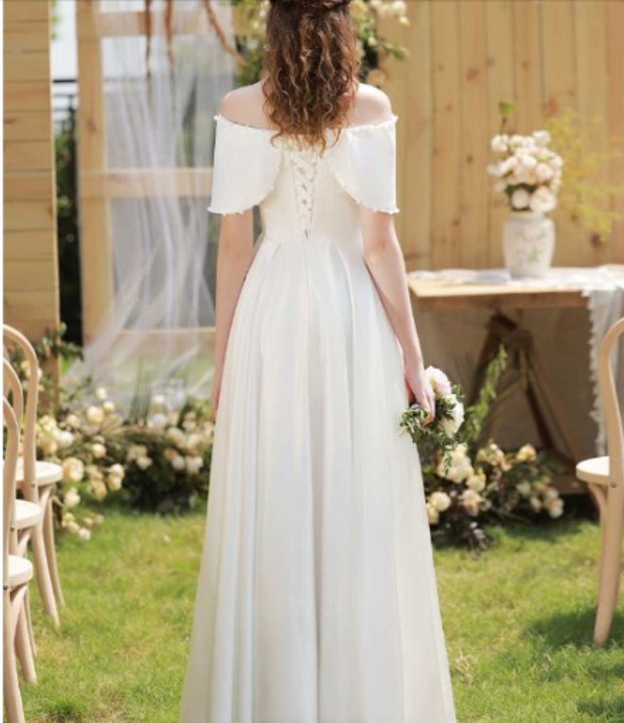 上品 ウェディングドレス シンプル サテン オフショルダー 肩出し 優雅  