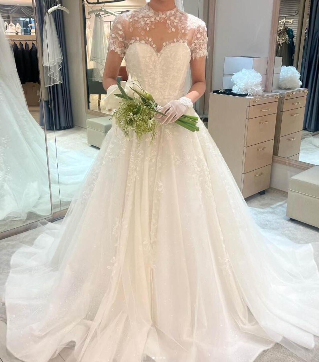 ウェディングドレス キラキラグリッターチュール 半袖 リーフ刺繍  