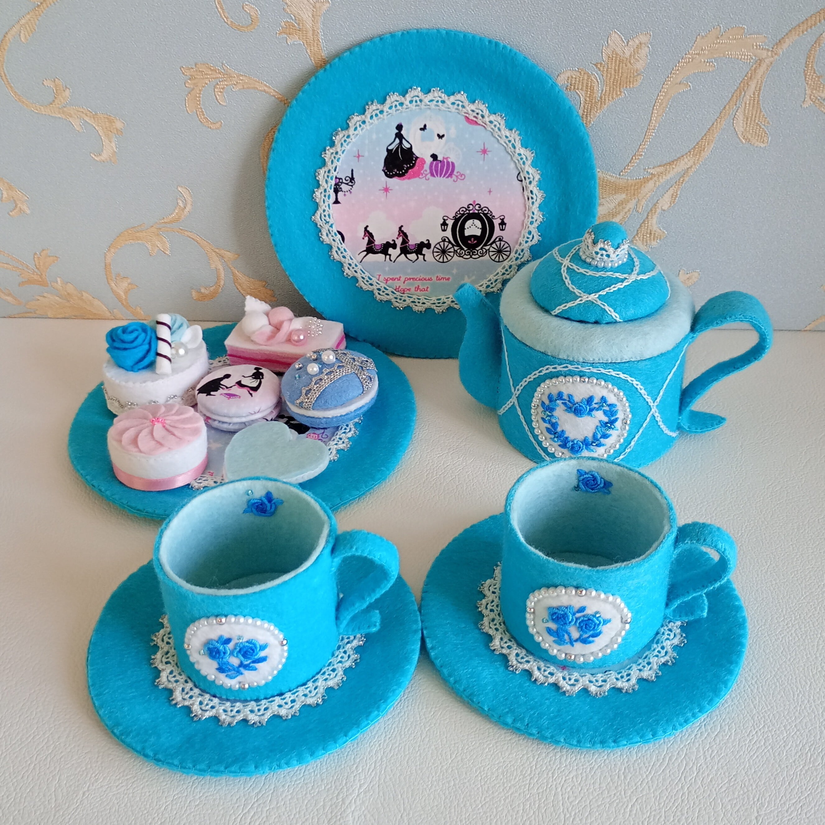 カナの青い箱【フェルト＆刺繍のおままごと】