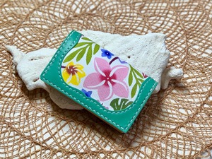 紅型カードケース　　（プルメイア柄）　　革　ターコイズ色