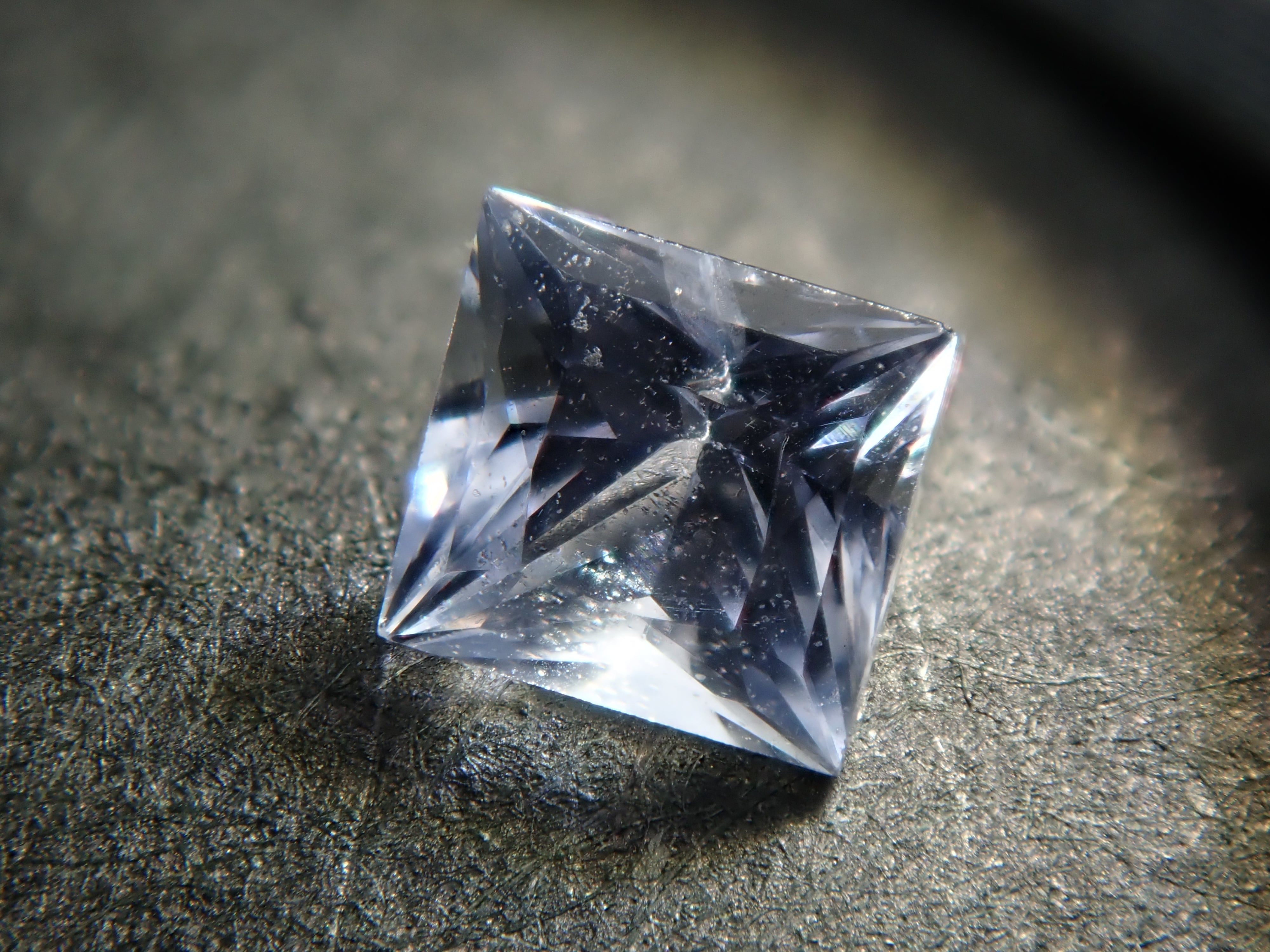 【新商品】スリランカ産アイスブルーサファイア 0.138ct