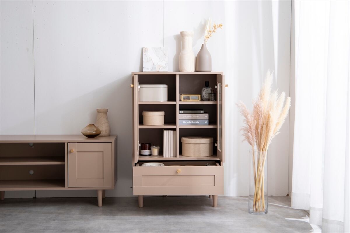 海外インテリア風の框デザインをあしらったガラスキャビネット