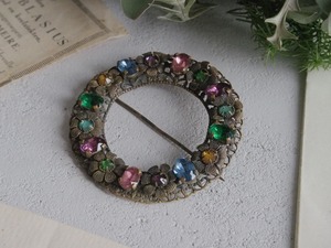 アンティークな雰囲気のチェコのガラスブローチ