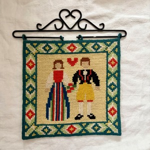 ツヴィスト刺繡のカップルの壁飾り