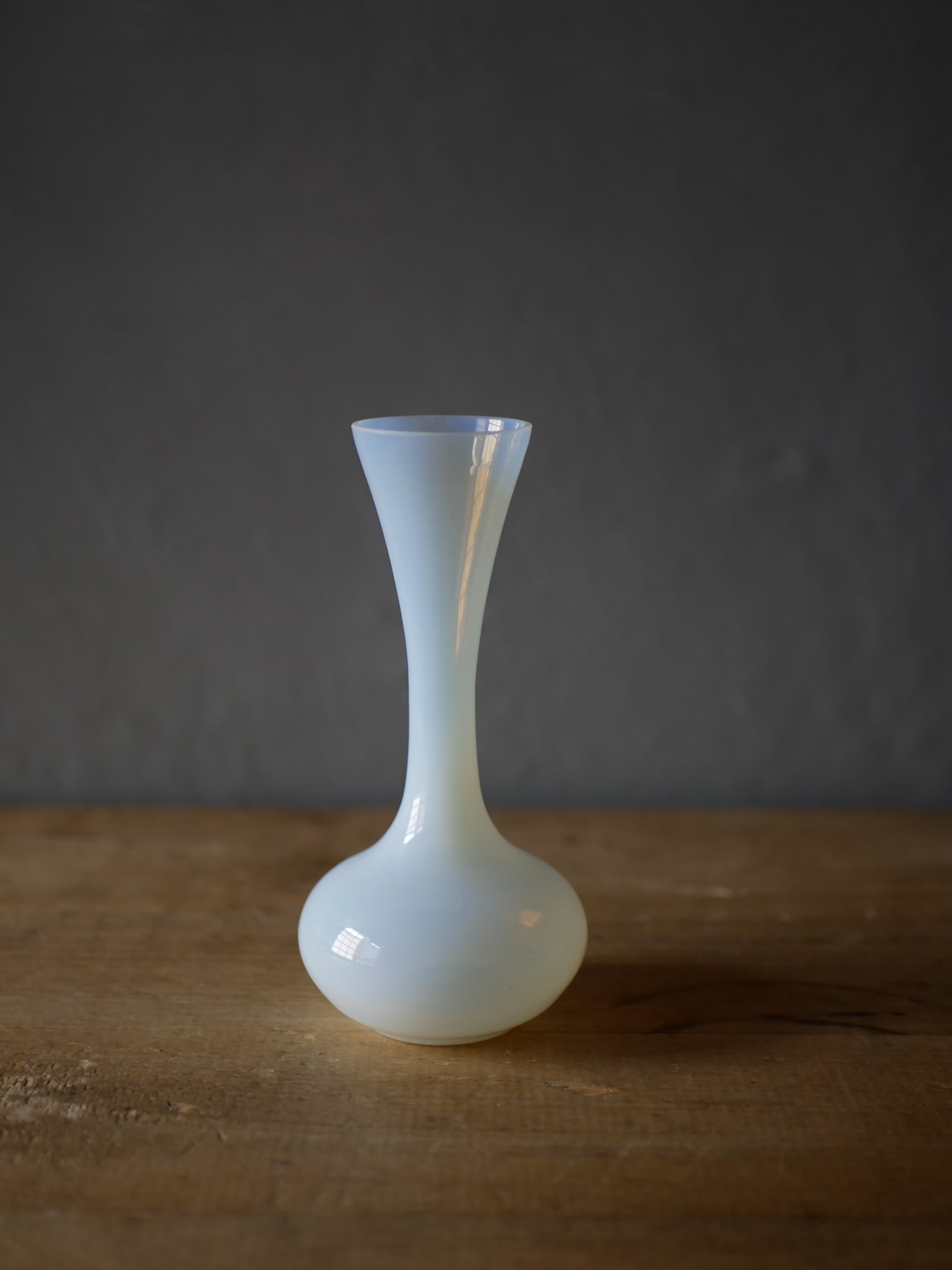 ホワイト オパリンガラスのフラワーベース フランスヴィンテージ