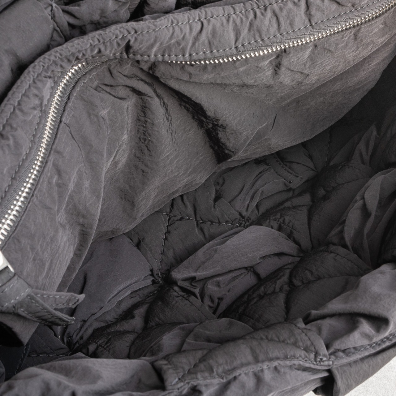 ボッテガヴェネタ パデッド テック カセット ショルダーバッグ ブラック ナイロン