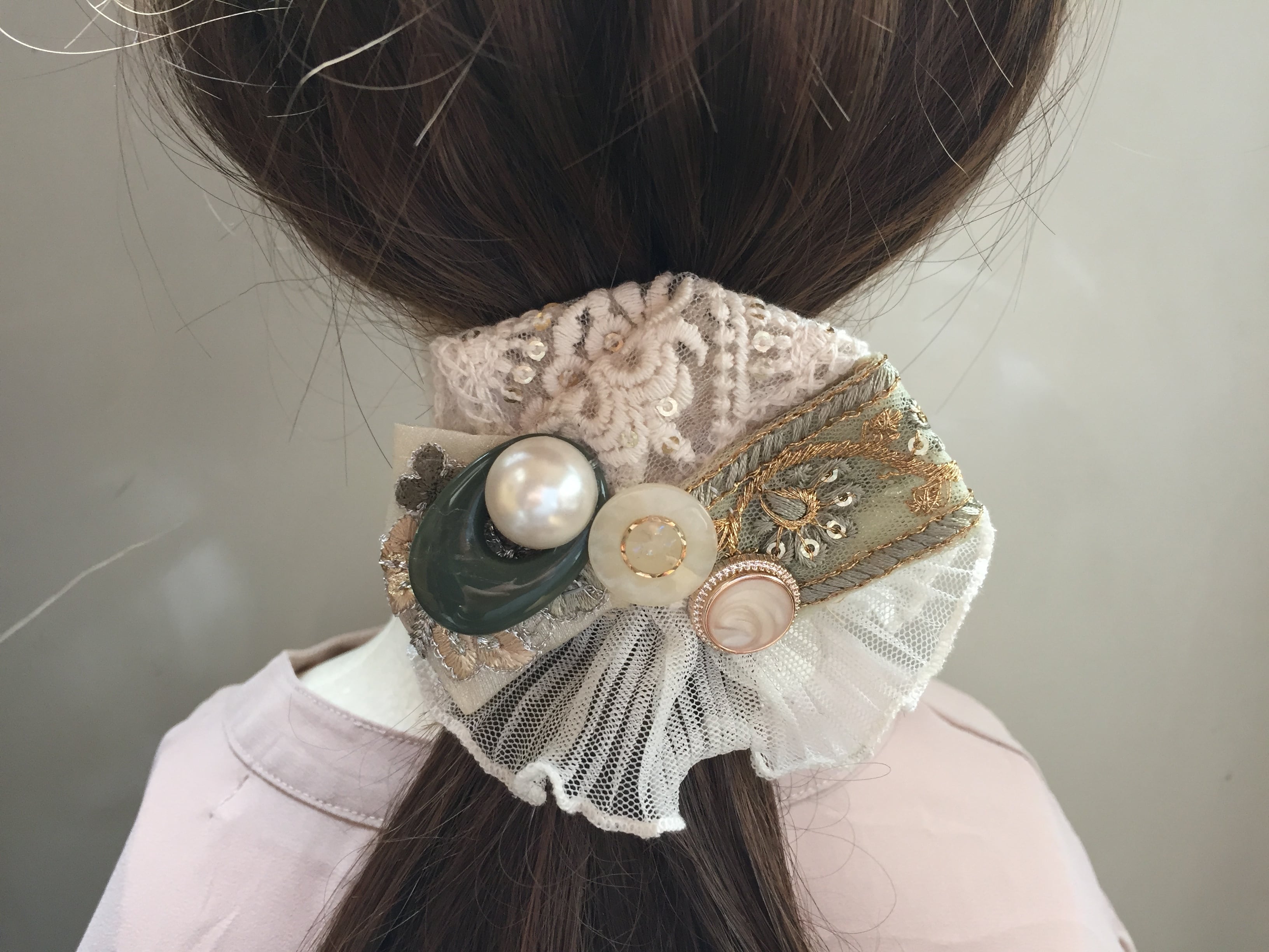 no.81 刺繍リボンとボタンカボションの華やかポニーフック2点セット✩.*˚ アクセサリー no.81 刺繍リボンとボタンカボションの華やかポニー
