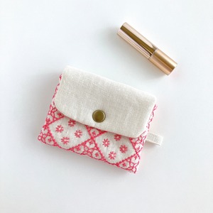 小さな刺し子のフラップポーチb/リネン(アイボリー)ピンク