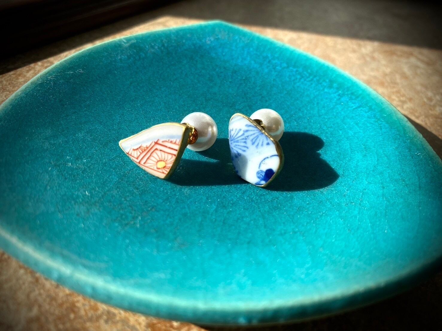 九谷焼上絵五彩と染付の陶片ピアス(青赤)