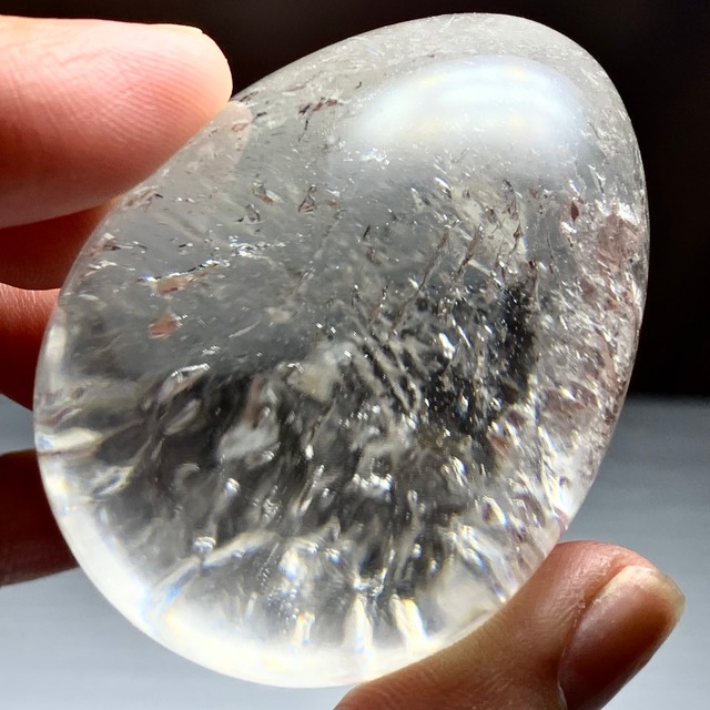 1.透明度高く大きい水晶たまご・可愛い台座付き